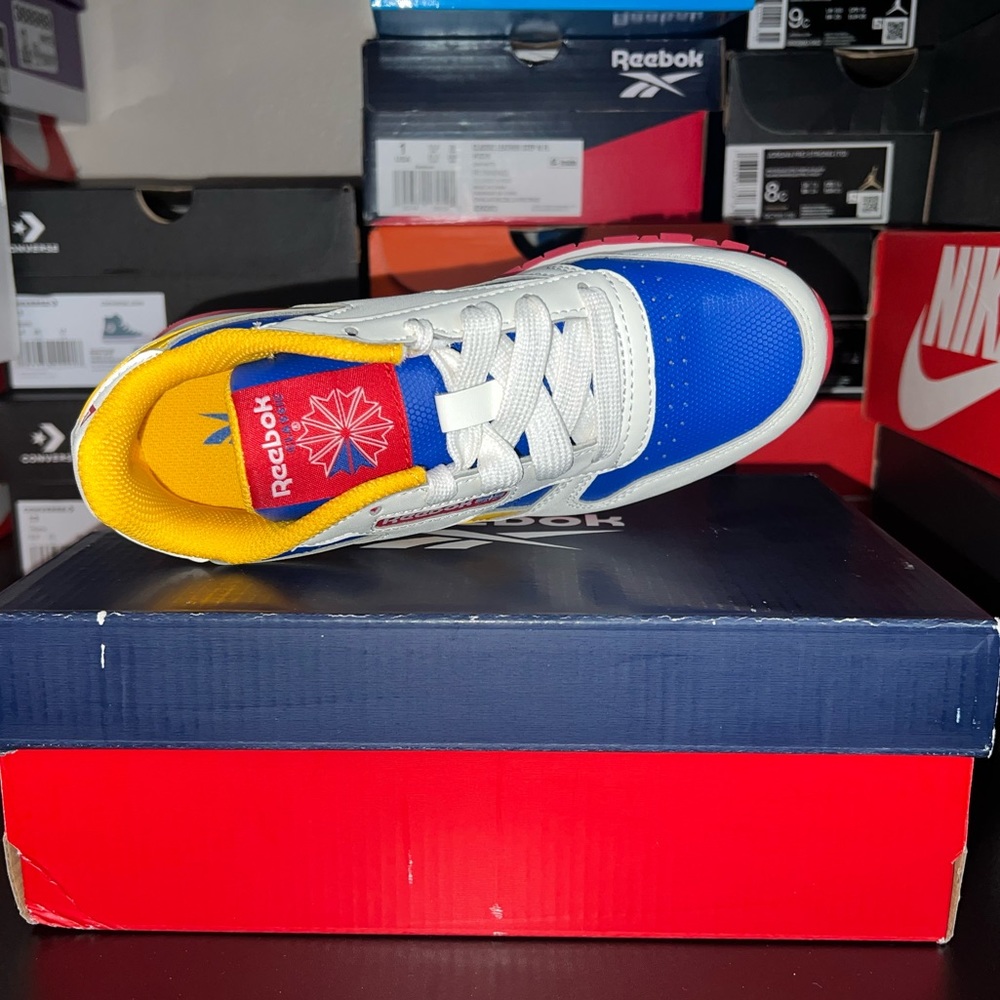 🚫SOLD OUT🚫Kids Reebok with lights - Picture 5 of 6